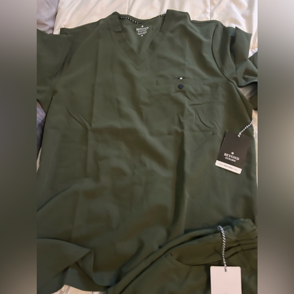 beyond scrubs petite medium olive green 1 pocket top brand new with tags